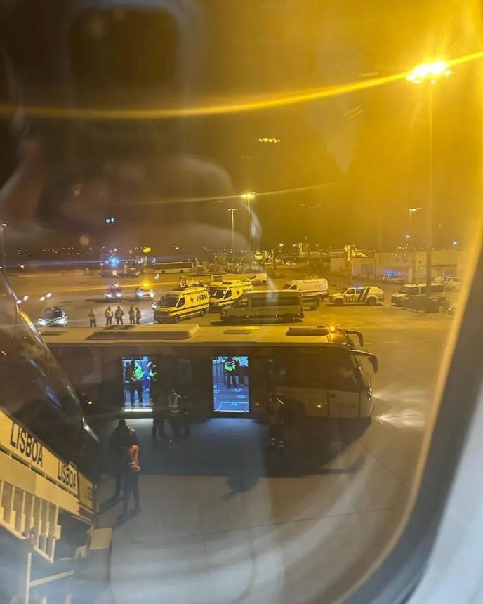 航班遭遇恐怖亂流 托盤飛上機(jī)艙天花板餐具落滿地 10人受傷空姐腿部骨折 航班遭遇恐怖亂流 托盤飛上機(jī)艙天花板餐具落滿地 10人受傷空姐腿部骨折