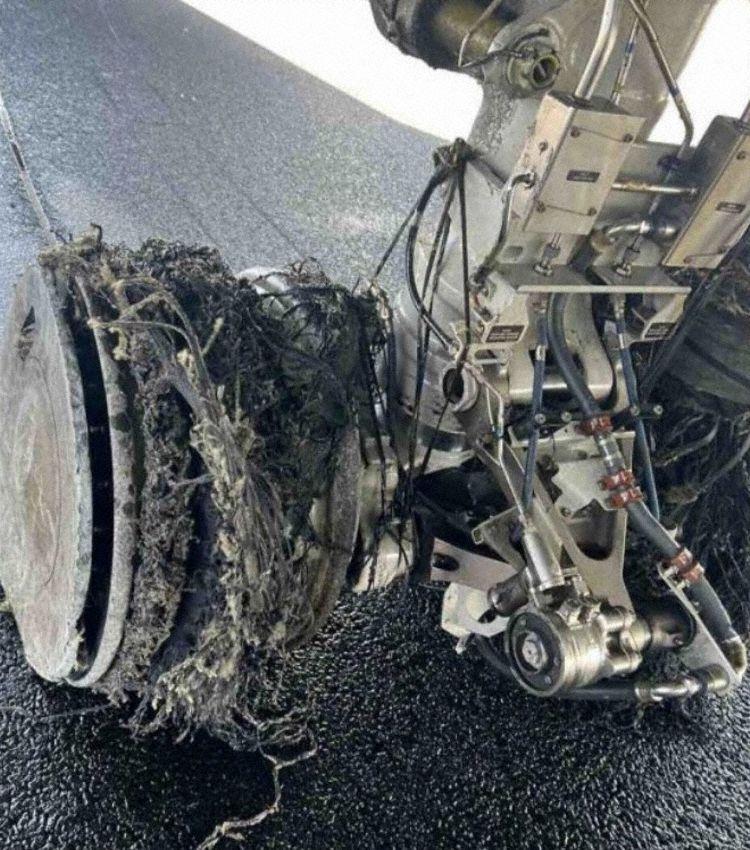 迪拜航空一架波音737客機降落時爆胎 迪拜航空一架波音737客機降落時爆胎