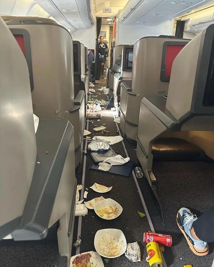 航班遭遇恐怖亂流 托盤飛上機(jī)艙天花板餐具落滿地 10人受傷空姐腿部骨折 航班遭遇恐怖亂流 托盤飛上機(jī)艙天花板餐具落滿地 10人受傷空姐腿部骨折