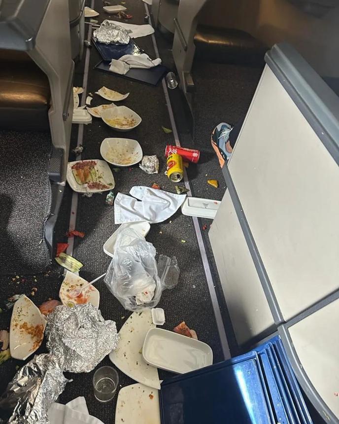 航班遭遇恐怖亂流 托盤飛上機(jī)艙天花板餐具落滿地 10人受傷空姐腿部骨折 航班遭遇恐怖亂流 托盤飛上機(jī)艙天花板餐具落滿地 10人受傷空姐腿部骨折