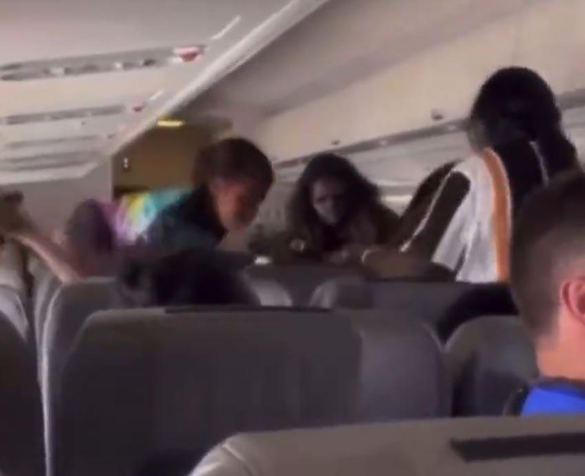 澳大利亞一航班空中突發兩次斗毆 航班緊急返航 窗戶被砸碎 澳大利亞一航班空中突發兩次斗毆 航班緊急返航 窗戶被砸碎