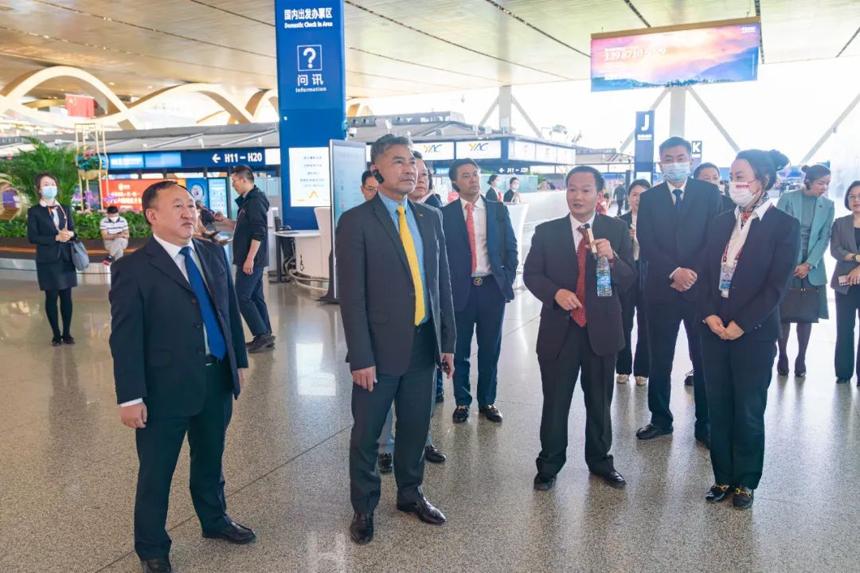 柬埔寨民航國務(wù)秘書處大臣毛哈萬納一行調(diào)研云南航空產(chǎn)業(yè)投資集團 柬埔寨民航國務(wù)秘書處大臣毛哈萬納一行調(diào)研云南航空產(chǎn)業(yè)投資集團