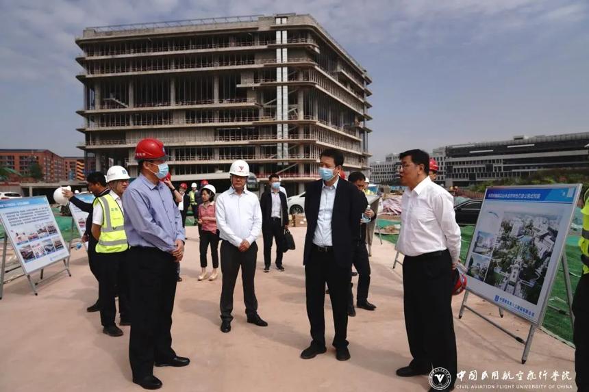 中國民航局副局長崔曉峰一行調(diào)研中飛院