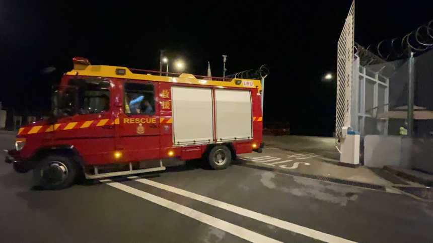 香港機場一輛大巴撞上燈柱 司機涉酒駕 11名保安人員受傷 香港機場一輛大巴撞上燈柱 司機涉酒駕 11名保安人員受傷