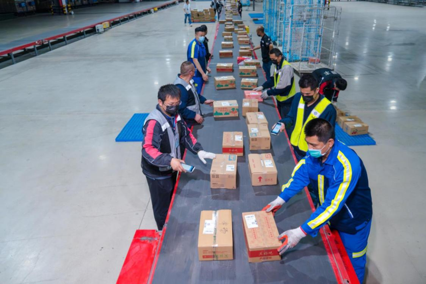 煙臺機(jī)場“櫻桃航班”第十季正式開啟 煙臺機(jī)場“櫻桃航班”第十季正式開啟