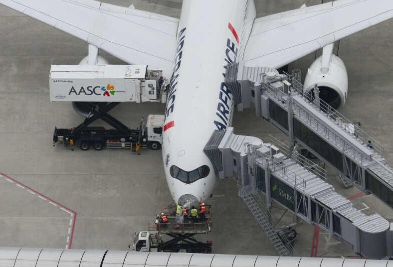 機(jī)上載324人!法航一架空客A350遭鳥擊“機(jī)鼻凹陷”返航日本大阪 機(jī)上載324人!法航一架空客A350遭鳥擊“機(jī)鼻凹陷”返航日本大阪