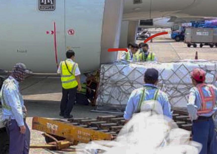 臺(tái)灣桃園機(jī)場(chǎng)出意外 地勤失誤導(dǎo)致貨物卡到飛機(jī)發(fā)動(dòng)機(jī)下 