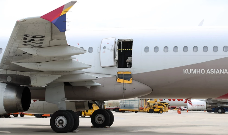 韓亞航空突開(kāi)艙門(mén)原因曝光!疑犯失業(yè)失戀“很悶,想快點(diǎn)下機(jī)” 韓亞航空突開(kāi)艙門(mén)原因曝光!疑犯失業(yè)失戀“很悶,想快點(diǎn)下機(jī)”