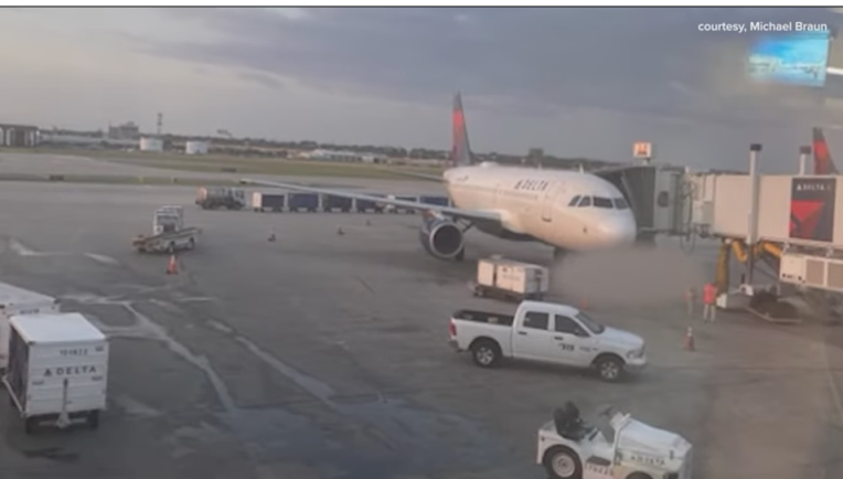 美國(guó)機(jī)場(chǎng)發(fā)生慘劇 一名地勤被飛機(jī)發(fā)動(dòng)機(jī)吸入 當(dāng)場(chǎng)慘死 美國(guó)機(jī)場(chǎng)發(fā)生慘劇 一名地勤被飛機(jī)發(fā)動(dòng)機(jī)吸入 當(dāng)場(chǎng)慘死