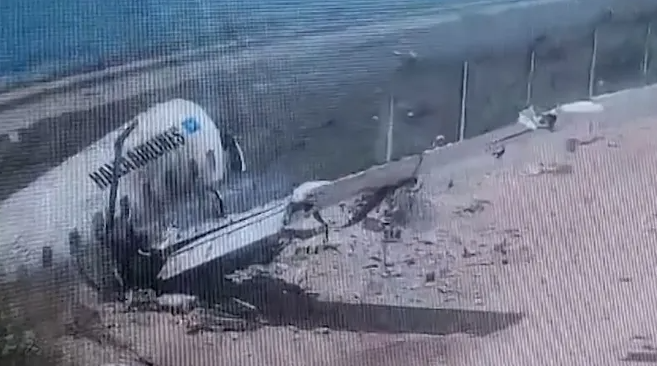 索馬里一客機沖出跑道撞上圍墻 飛機斷為兩節“身首異處” 索馬里一客機沖出跑道撞上圍墻 飛機斷為兩節“身首異處”
