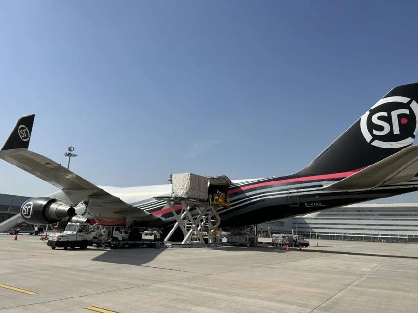 順豐航空完成超大貨物保障 順豐航空完成超大貨物保障