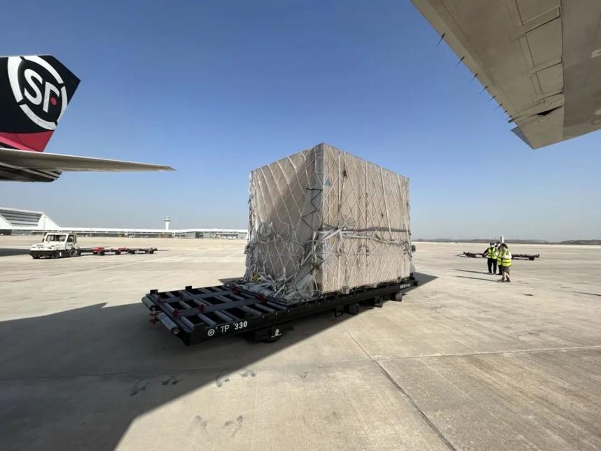順豐航空完成超大貨物保障 順豐航空完成超大貨物保障
