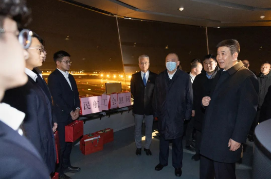 中國民航局局長赴大興機場迎接2023年最后一天航班平安歸來 中國民航局局長赴大興機場迎接2023年最后一天航班平安歸來