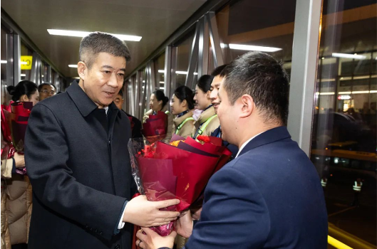 中國民航局局長赴大興機場迎接2023年最后一天航班平安歸來