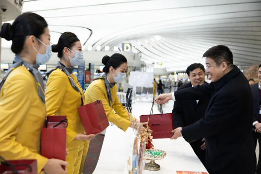 中國民航局局長赴大興機場迎接2023年最后一天航班平安歸來 中國民航局局長赴大興機場迎接2023年最后一天航班平安歸來