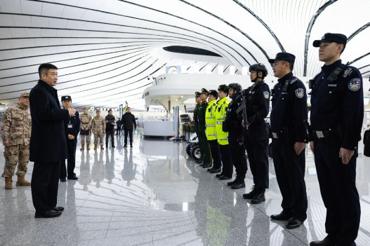 中國民航局局長赴大興機場迎接2023年最后一天航班平安歸來 中國民航局局長赴大興機場迎接2023年最后一天航班平安歸來