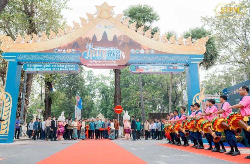 柬埔寨首相參觀柬國航“新航線、新品牌”特展 柬埔寨首相參觀柬國航“新航線、新品牌”特展