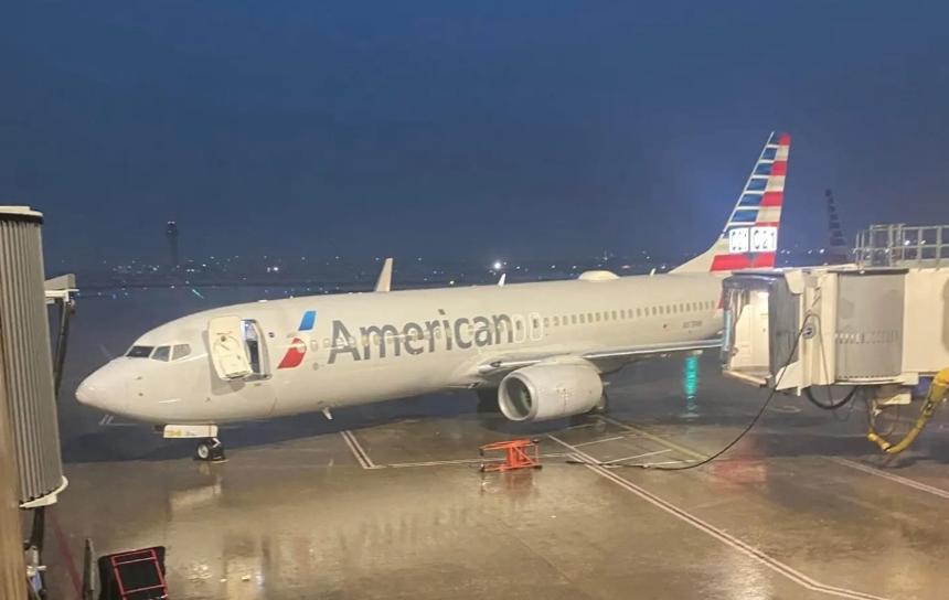 美國得州遭強風侵襲 一架波音飛機被吹離登機口 美國得州遭強風侵襲 一架波音飛機被吹離登機口