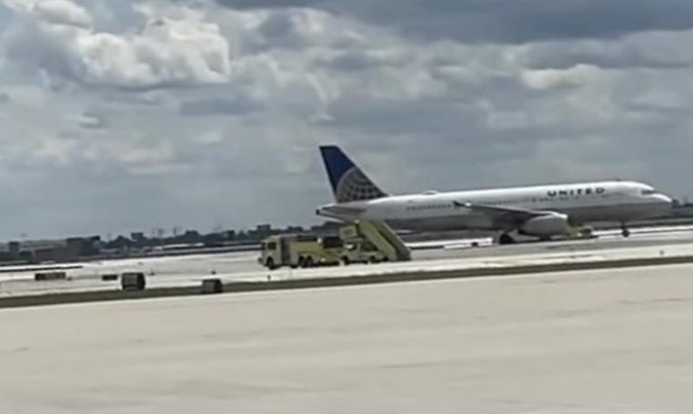 美聯(lián)航一飛機(jī)起飛時(shí)引擎起火 乘客均正常下機(jī)