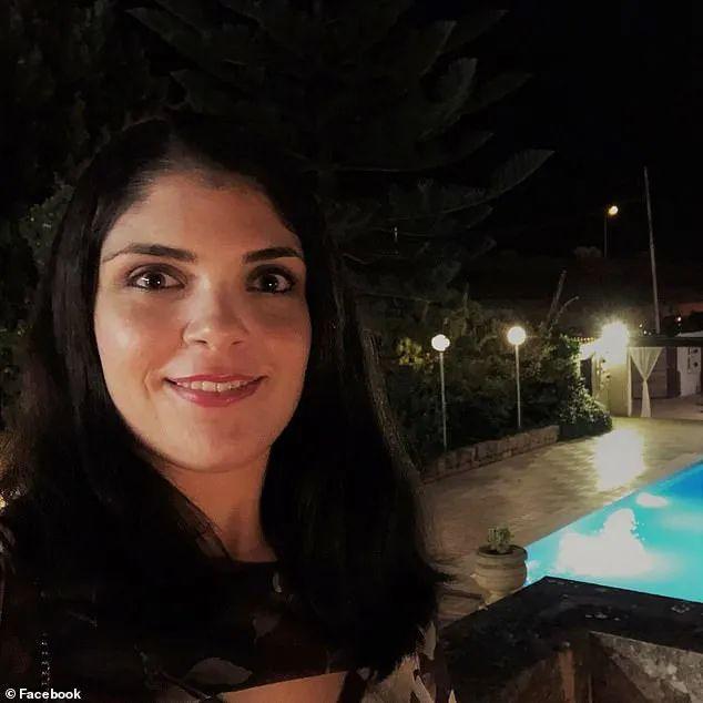 一名女飛行員同時任職兩家航空公司 一家將其解雇 另一家保留資格 一名女飛行員同時任職兩家航空公司 一家將其解雇 另一家保留資格