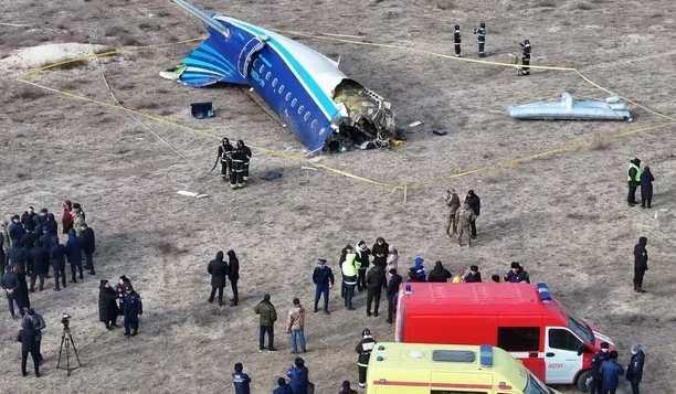 阿塞拜疆飛往俄羅斯客機在哈薩克斯坦墜毀 38人死亡 29人生還 阿塞拜疆飛往俄羅斯客機在哈薩克斯坦墜毀 38人死亡 29人生還