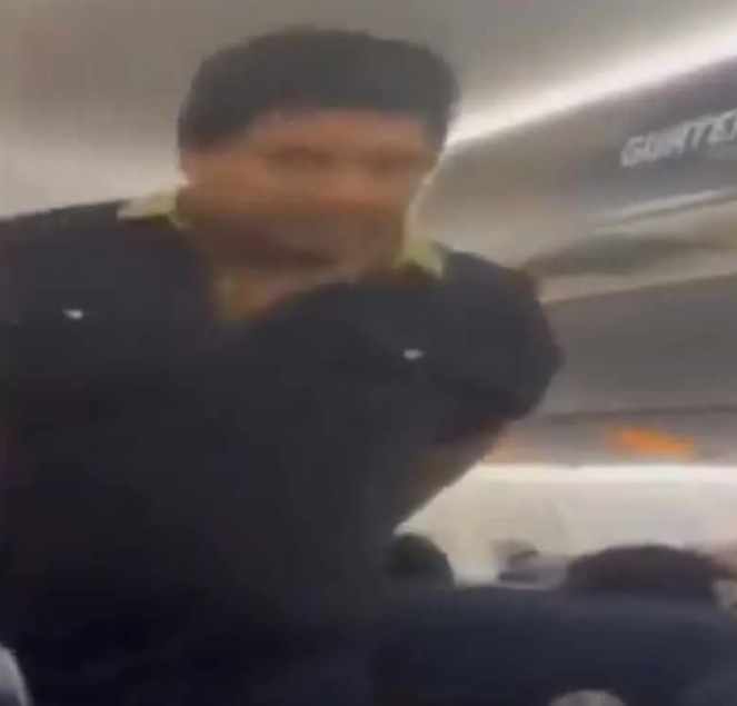 可怕!航班剛起飛突然有乘客掏出手槍要殺人!機組人員將其制服 可怕!航班剛起飛突然有乘客掏出手槍要殺人!機組人員將其制服