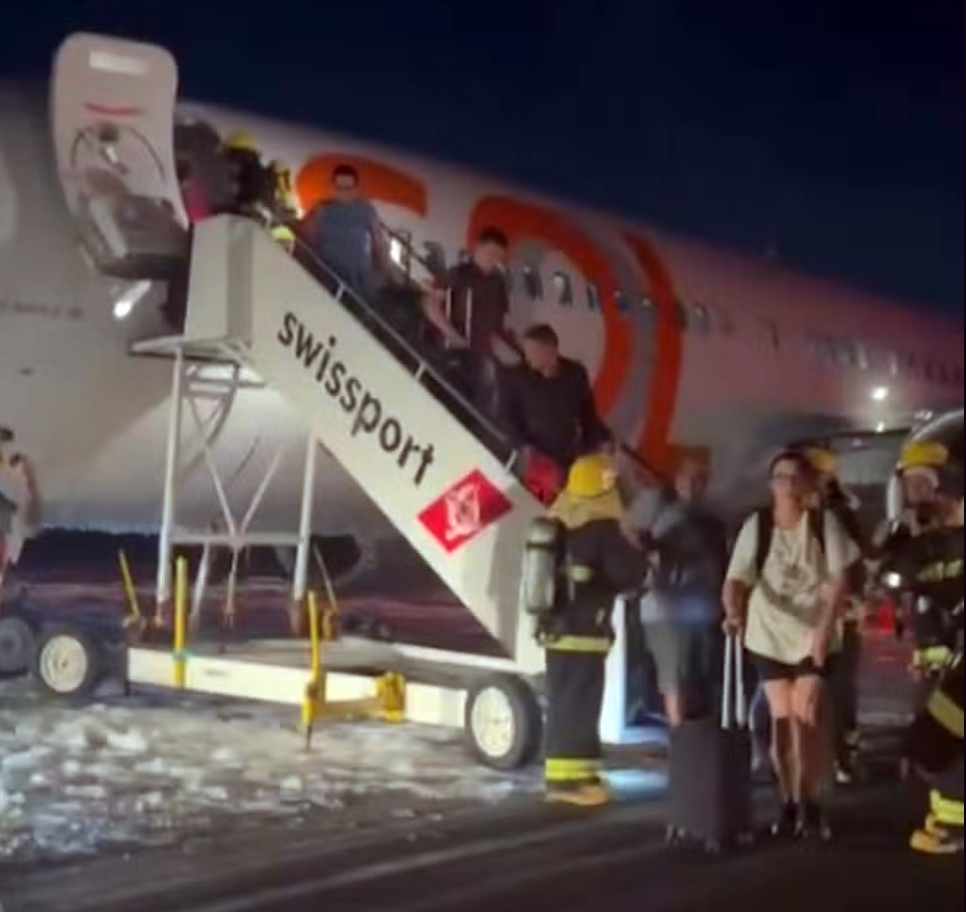 驚險萬分!一架波音客機晚上加速起飛竟然撞上皮卡:飛機急剎車 卡車被削頂! 驚險萬分!一架波音客機晚上加速起飛竟然撞上皮卡:飛機急剎車 卡車被削頂!