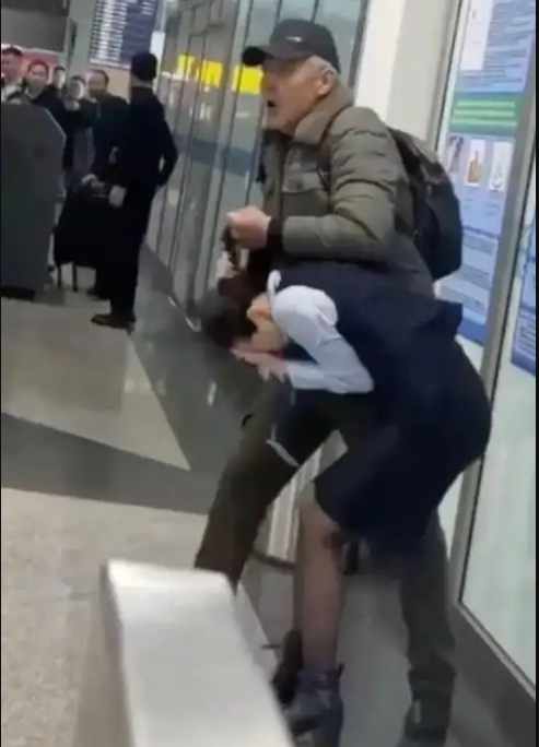 男子突然持刀劫持機場女員工!拳擊冠軍代替人質并奪走兇器 制服歹徒 男子突然持刀劫持機場女員工!拳擊冠軍代替人質并奪走兇器 制服歹徒