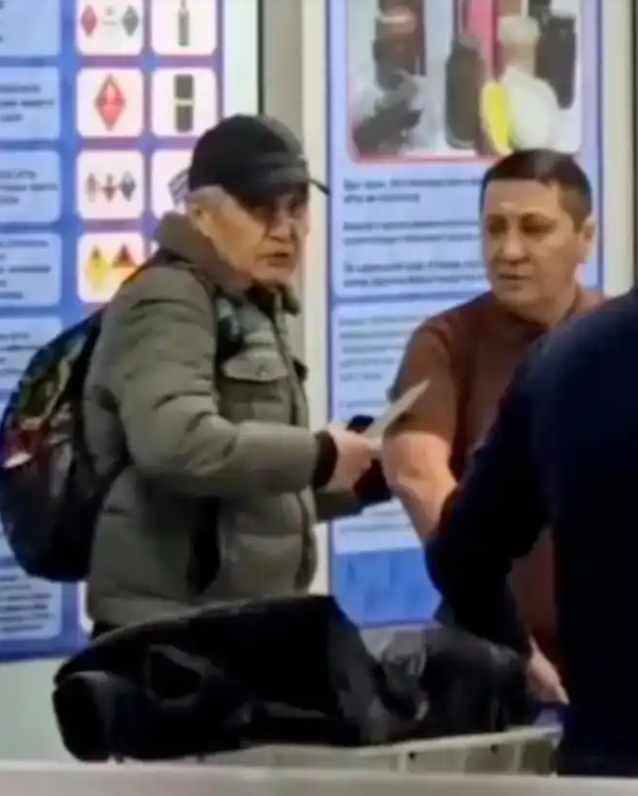 男子突然持刀劫持機場女員工!拳擊冠軍代替人質并奪走兇器 制服歹徒 男子突然持刀劫持機場女員工!拳擊冠軍代替人質并奪走兇器 制服歹徒