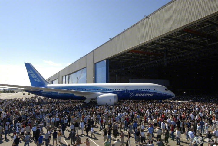 波音787夢想飛機家族的第三個成員787-10于當地時間2017年2月17日在波音南卡工廠首次亮相。