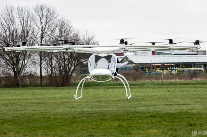炫酷！18旋翼電動直升機完成首次載人飛行。by Nikolay Kazakov