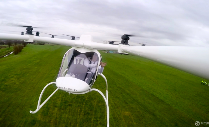 炫酷！18旋翼電動直升機完成首次載人飛行。by Nikolay Kazakov