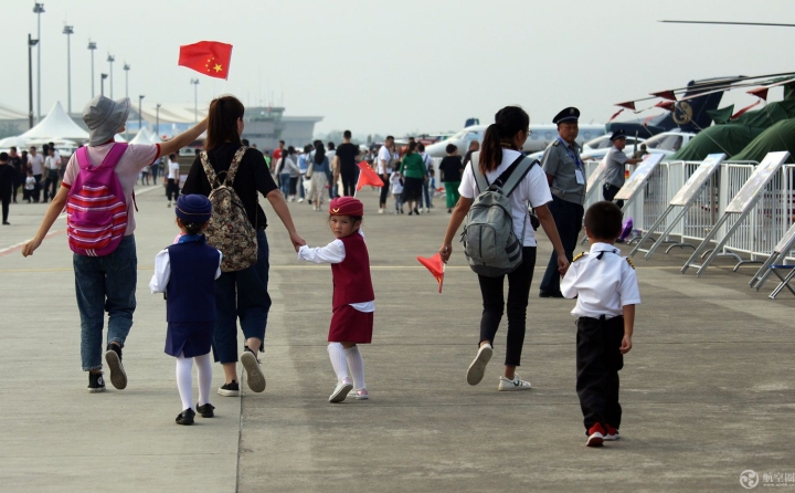 國慶節小朋友攜國旗穿制服扮空姐逛四川航展