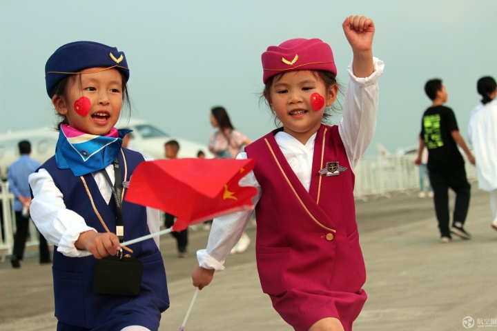 國慶節小朋友攜國旗穿制服扮空姐逛四川航展