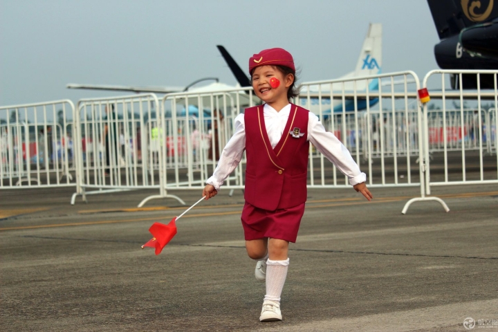 國慶節小朋友攜國旗穿制服扮空姐逛四川航展