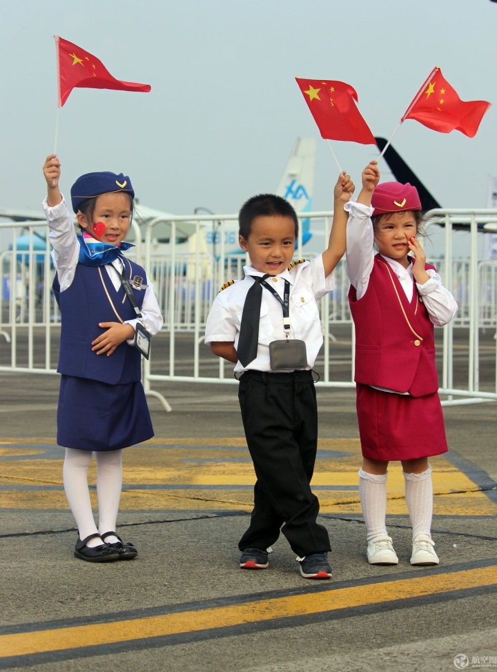 國慶節小朋友攜國旗穿制服扮空姐逛四川航展