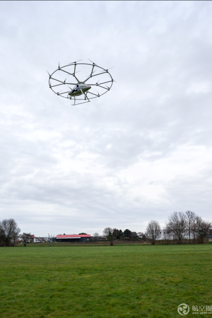 炫酷！18旋翼電動直升機完成首次載人飛行。by Nikolay Kazakov