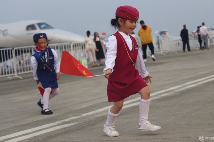 國慶節小朋友攜國旗穿制服扮空姐逛四川航展