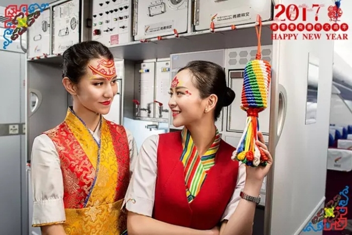 西藏航空美女空姐臉上繪富有時尚氣息的“吉祥八寶”慶祝藏歷新年 
