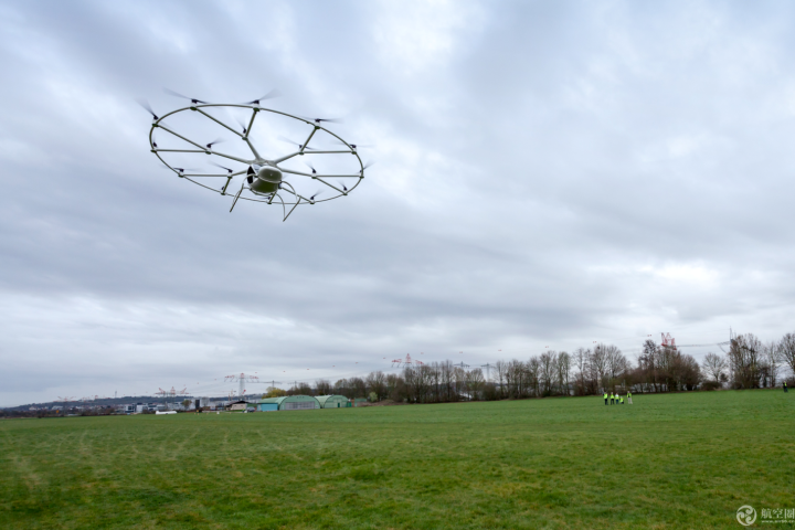 炫酷！18旋翼電動直升機完成首次載人飛行。by Nikolay Kazakov
