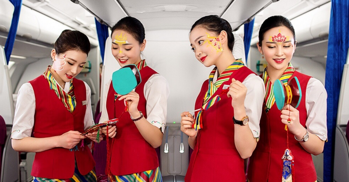 西藏航空美女空姐臉上繪富有時尚氣息的“吉祥八寶”慶祝藏歷新年 