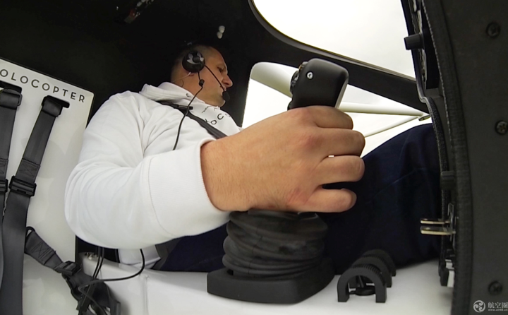 炫酷！18旋翼電動直升機完成首次載人飛行。by Nikolay Kazakov