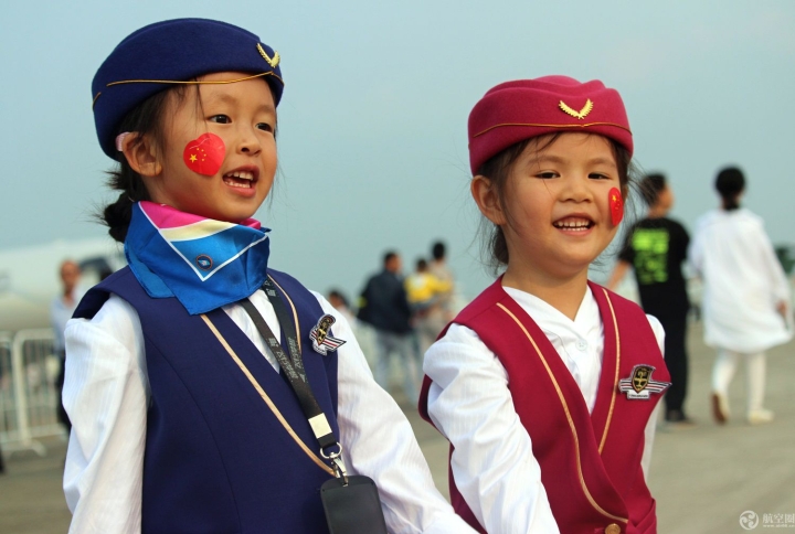 國慶節小朋友攜國旗穿制服扮空姐逛四川航展