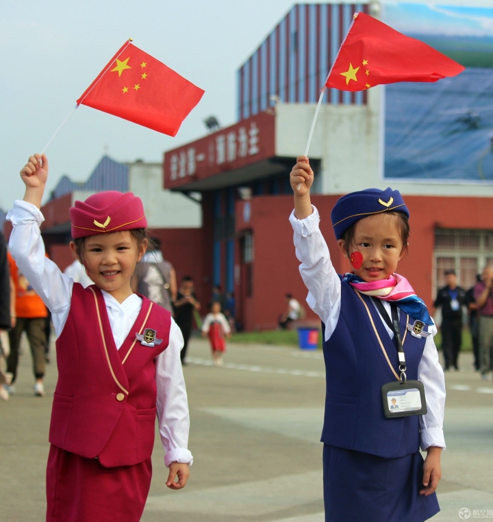 國慶節小朋友攜國旗穿制服扮空姐逛四川航展