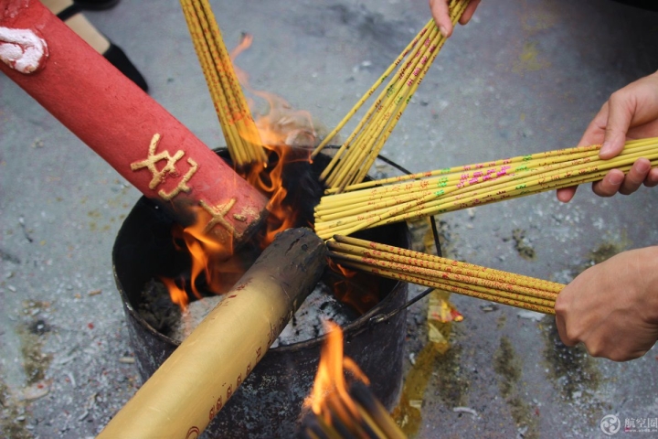 2017年春節(jié)期間，許多游客到廣西南寧青秀山燒香拜佛。