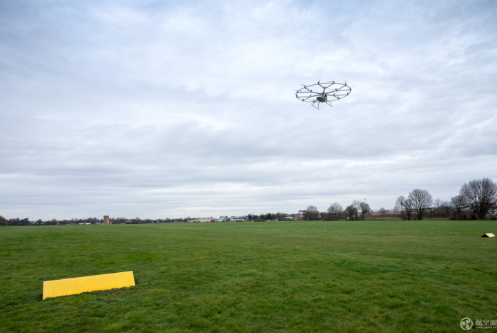 炫酷！18旋翼電動直升機完成首次載人飛行。by Nikolay Kazakov