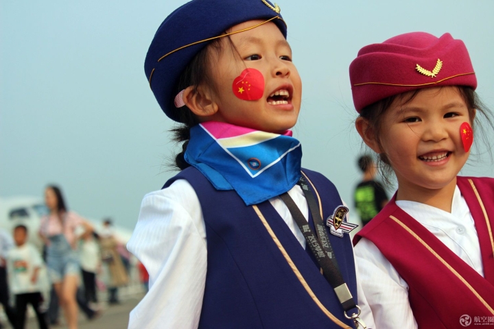 國慶節小朋友攜國旗穿制服扮空姐逛四川航展