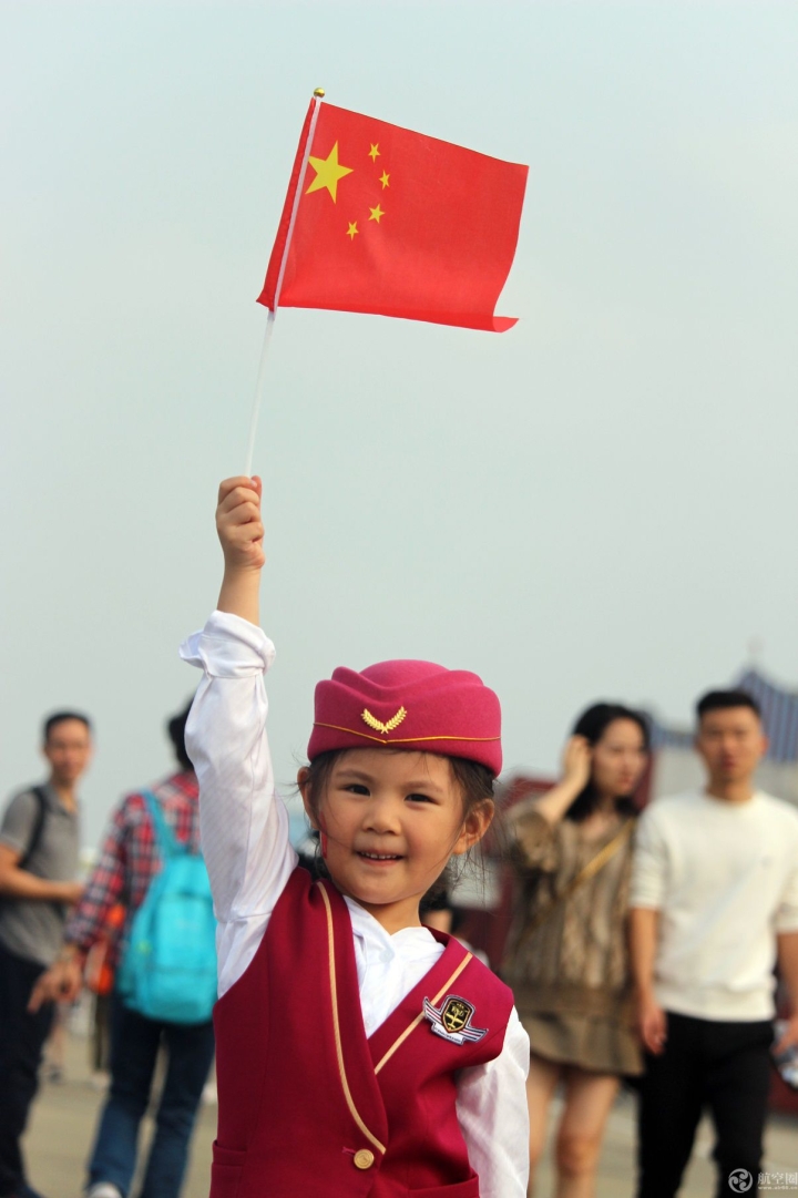 國慶節小朋友攜國旗穿制服扮空姐逛四川航展