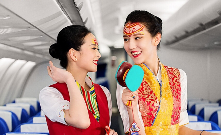西藏航空美女空姐臉上繪富有時尚氣息的“吉祥八寶”慶祝藏歷新年 