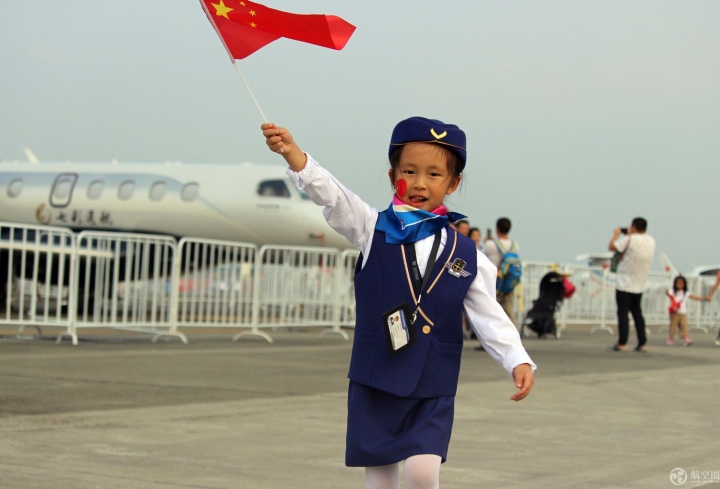 國慶節小朋友攜國旗穿制服扮空姐逛四川航展